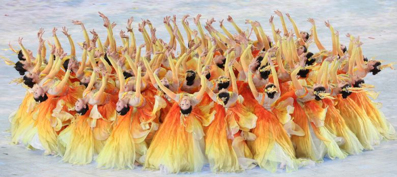 14일 중국 하얼빈 국제 컨벤션 전시 스포츠센터에서 열린 2025 하얼빈겨울아시안게임 폐회식에서 무용수들이 공연을 펼치고 있다. 하얼빈/연합뉴스