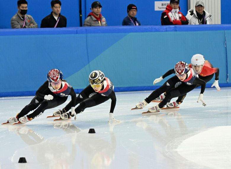 한국 쇼트트랙 대표팀 최민정, 김길리, 이소연(왼쪽부터)이 8일 중국 하얼빈 헤이룽장 빙상훈련센터 다목적홀에서 열린 2025 하얼빈겨울아시안게임 쇼트트랙 여자 500ｍ 결승에서 질주하고 있다. 세 선수는 이날 나란히 금, 은, 동메달을 목에 걸었다. 대한체육회 제공