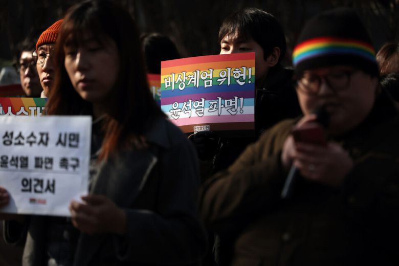 성소수자차별반대 무지개행동, 윤석열 퇴진 성소수자 공동행동이 연 ‘윤석열 파면 촉구 릴레이 기자회견’이 14일 오전 서올 종로구 헌법재판소 앞에서 진행되고 있다. 김태형 기자
