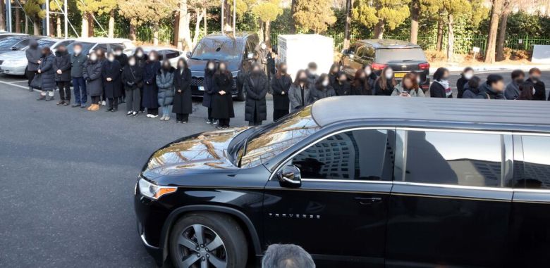 운구차량이 대전 건양대병원 장례식장을 떠나고 있다. 연합뉴스