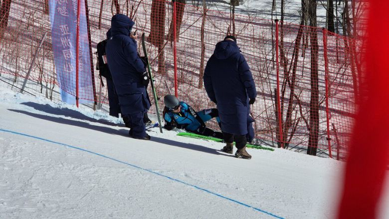 김하나가 9일 중국 헤이룽장성 야부리의 산악스키경기장에서 열린 2025 하얼빈겨울아시안게임 산악스키 여자 스프린트에서 넘어져 다리를 다친 모습. 임정희 국가대표 코치 사진 제공.