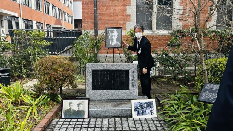 16일 일본 교토 도시샤대학 관계자들이 학내 ‘윤동주 시비’ 앞에서 윤동주 시인에게 명예 문화박사 학위 행사를 준비하고 있다.