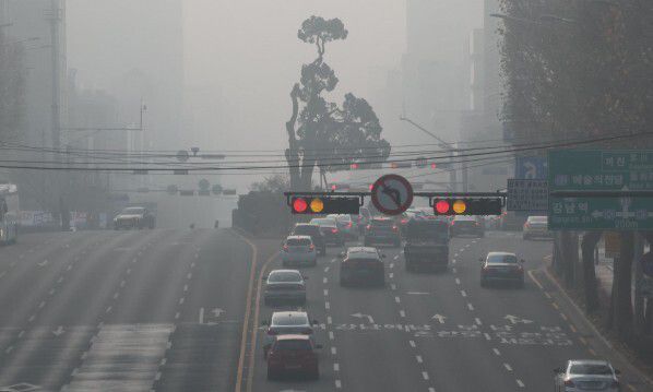 전국적으로 미세먼지 나쁨을 보인 지난달 21일 오전 서울 서초구 서초역사거리 인근의 시야가 뿌옇게 흐려 있다. 김태형 기자