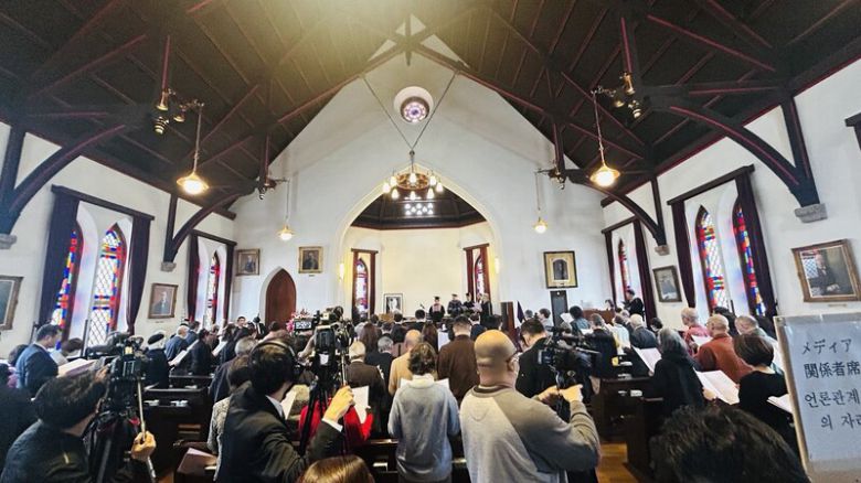 일본 교토 도시샤대학이 16일 이마데가와 캠퍼스 예배당에서 고 윤동주 시인의 서거 80주기를 맞아 명예 박사학위를 수여하고 있다.