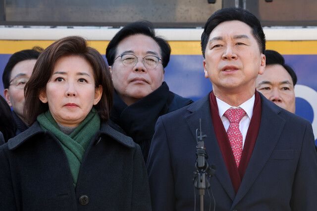 국민의힘 의원 30여명이 17일 오후 서울 종로구 헌법재판소에 항의 방문해 헌재 사무처장 등을 만난 뒤 김기현 의원이 브리핑하고 있다. 김영원 기자 forever@hani.co.kr