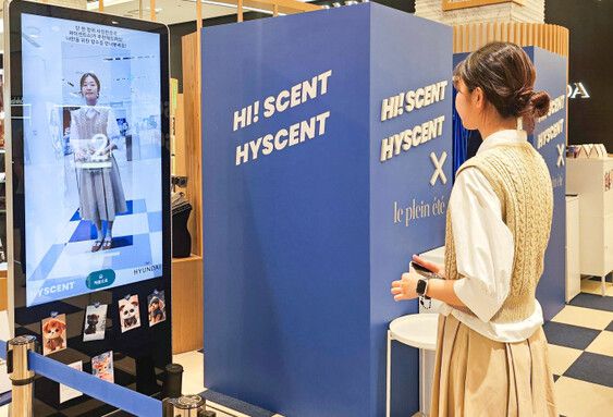 지난해 10월 현대백화점 신촌점에서 고객이 AI 조향사에 향수를 추천받고 있는 모습. 현대백화점 제공