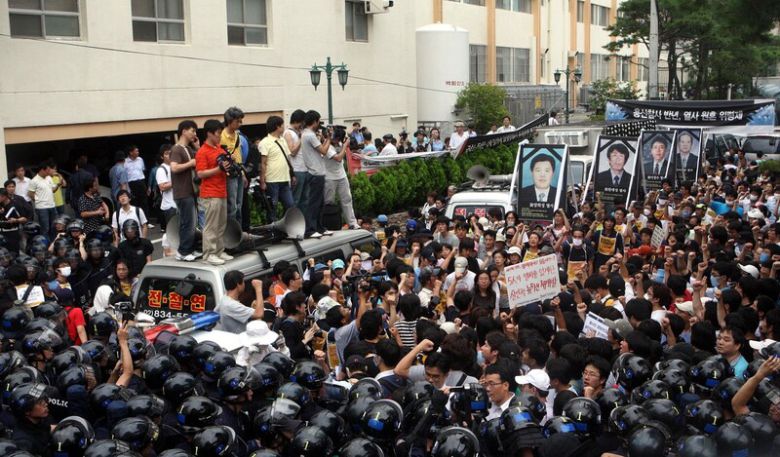 ‘이명박정권용산철거민살인진압범국민대책위원회’ 회원들과 유족들이 2009년 7월20일 오후 서울 용산구 한남동 순천향대병원에서 희생자 5명의 주검이 든 관을 서울시청 앞 서울광장으로 옮기기 위해 영안실로 가려다 이를 막아선 경찰과 몸싸움을 벌이고 있다. 신소영 기자 viator@hani.co.kr