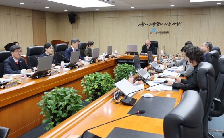 10일 서울 중구 국가인권위원회에서 2차 전원위원회가 열리고 있다. 공동취재사진