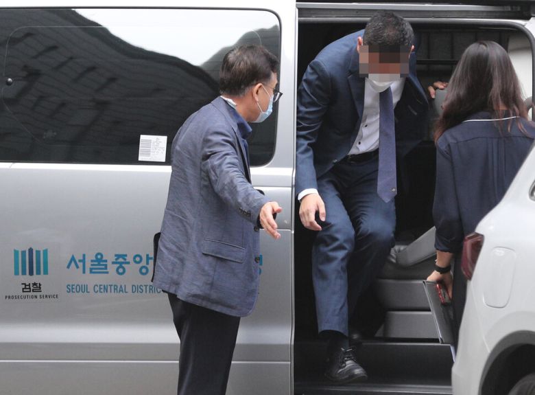 2020년 7월17일 검·언유착\' 의혹 사건 피의자 이아무개 전 채널에이 기자가 서울중앙지법에서 열린 구속 전 피의자 심문(영장실질심사)을 받으려고 차에서 내리고 있다. 한겨레 자료사진