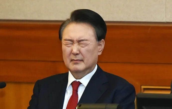 윤석열 대통령이 2월6일 오전 헌법재판소 대심판정에서 열린 탄핵심판 6차 변론기일에 출석해 눈을 질끈 감고 있다. 사진공동취재단