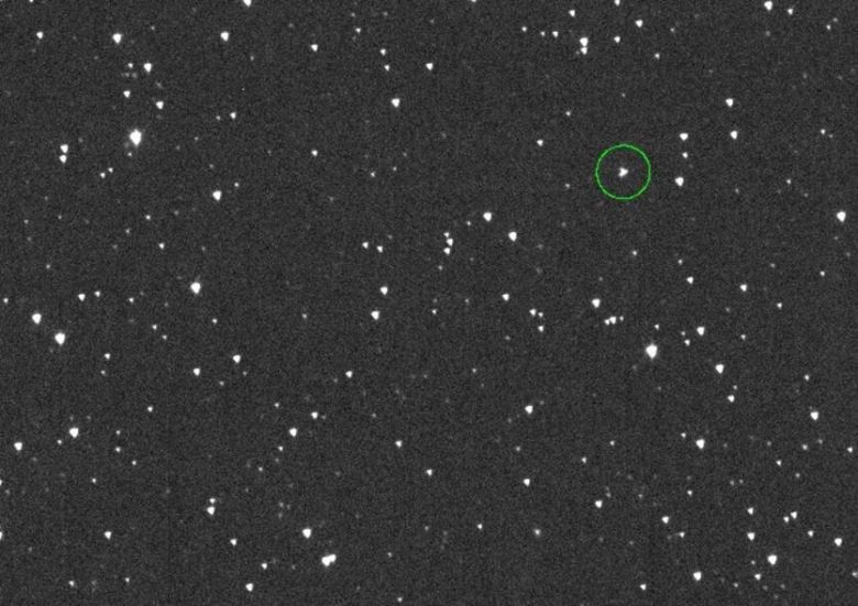 1월 말 칠레에 있는 미국 항공우주국의 소행성 지구 충돌 최종경보 시스템(ATAS) 망원경으로 포착한 소행성 ‘2024 YR4’(녹색 원). 미국 항공우주국 제공