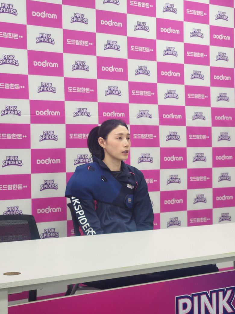 흥국생명 김연경이 25일 인천 삼산월드체육관에서 열린 2024∼2025 V리그 여자부 6라운드 IBK기업은행전을 끝낸 뒤 취재진을 만나 질문에 답하고 있다. 장필수 기자 feel@hani.co.kr