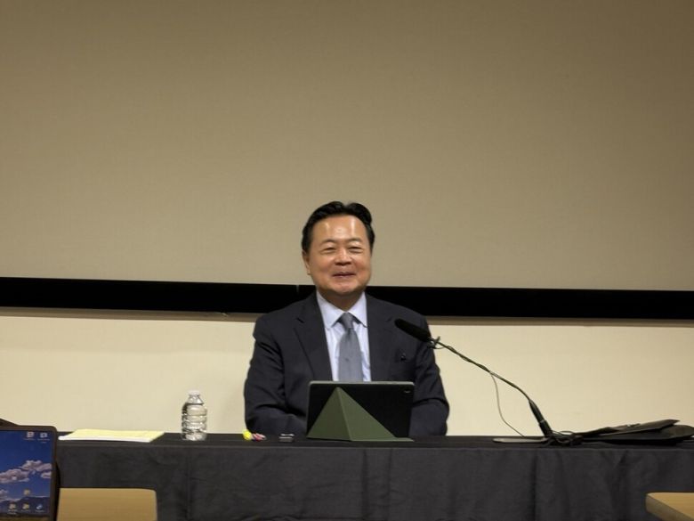 조현동 주미대사가 26일(현지시각) 워싱턴 디시(D.C.) 한국문화원에서 특파원단과 간담회를 하고 있다. 워싱턴/김원철 기자