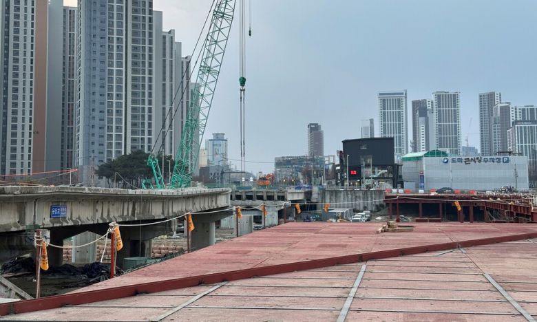 대전시가 지난해 7월 집중호우로 교각이 침하한 유등교(왼쪽)를 철거하고 가설교량(오른쪽)을 놓고 있다. 송인걸 기자