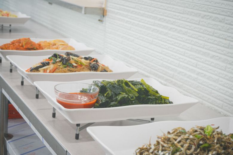 ‘철원한식뷔페’의 신선한 음식들. 이윤화 제공