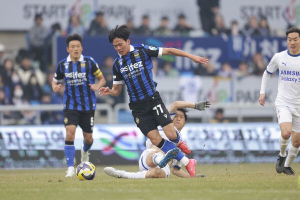 인천 유나이티드의 박승호가 1일 열린 K리그2 수원 삼성과 경기에서 공을 다투고 있다. 한국프로축구연맹 제공