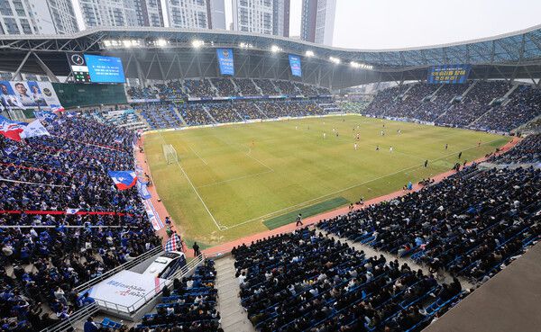 1일 인천축구전용경기장에서 열린 K리그2 인천 유나이티드와 수원 삼성의 경기에서 팬들이 경기를 지켜보고 있다. 연합뉴스
