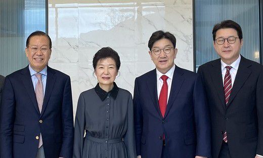 국민의힘 지도부가 3일 오후 대구 달성군 박근혜 전 대통령 사저에서 박 전 대통령을 예방했다. 국민의힘 제공