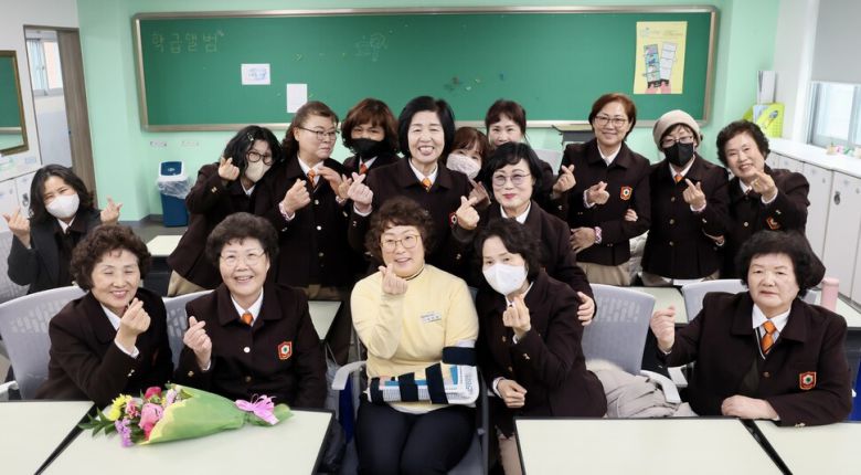 4일 전북 익산시 함열여자고등학교 성인반(만학도반)에 입학한 학생들이 기념촬영을 하고 있다. 전북교육청 제공