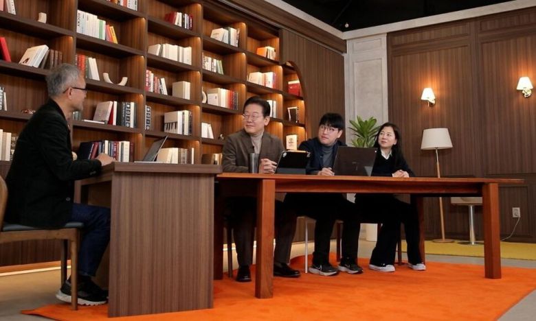 이재명 더불어민주당 대표가 2일 민주연구원의 집단지성센터가 공개한 유튜브 영상 ‘AI와 대한민국, 그리고 나\\\' 전문가 대담에 출연해 대담하고 있다. 더불어민주당 제공