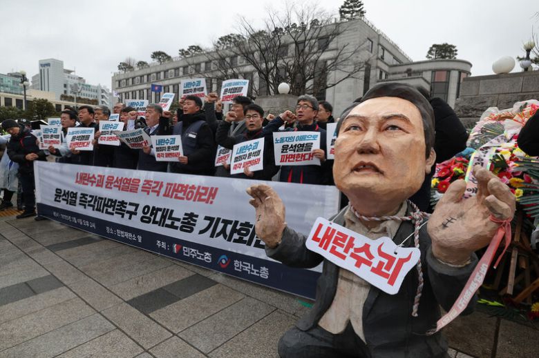 윤석열 파면 촉구 양대노총 기자회견이 4일 오후 서울 종로구 헌법재판소 앞에서 진행되고 있다. 김태형 기자 xogud555@hani.co.kr