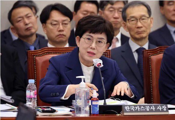 2023년 10월24일 국회 산업통상자원중소벤처기업위원회 국정감사에서 최연혜 한국가스공사 사장이 답변하고 있다. 최 사장은 이날 ‘미수금이 언제쯤 해결이 되느냐’는 이인선 국민의힘 의원의 질의에 “이 상황으로 그냥 간다면 7년 내지 8년 걸릴 것”이라고 답했다. 연합뉴스