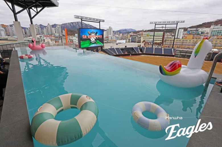 대전 한화생명 볼파크 3루 쪽 4층에 있는 인피니티 풀. 한화 이글스 제공