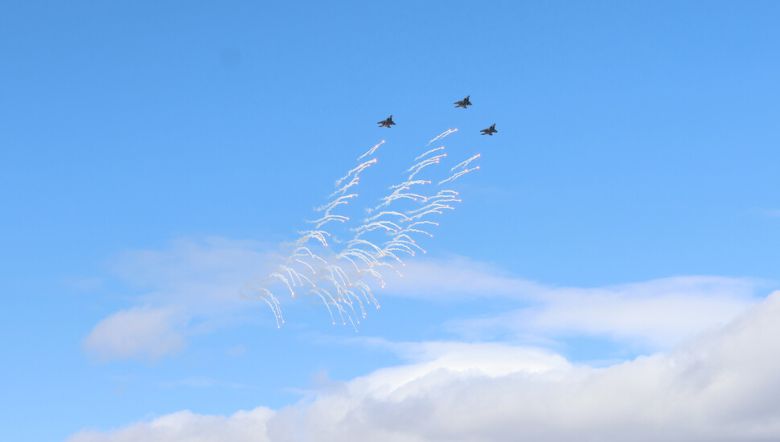 한국과 미국은 6일 경기 포천시 승진과학화훈련장에서 2025년 자유의방패(FS)연습과 연계한 올해 첫 연합합동 통합화력 실사격 훈련을 실시했다. 사진은 공군 전투기 에프(F)-15케이(K)가 엠케이(MK)-84 공대지폭탄을 투하한 후 플레어를 활용하며 위험지역을 이탈하는 모습이다. 육군 제공