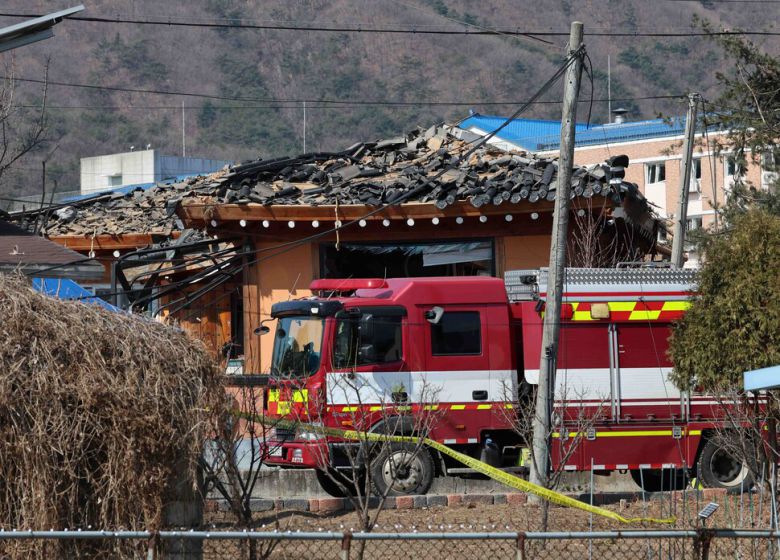 경기 포천시 이동면 노곡리에서 민가에 포탄이 떨어진 6일 마을 일대가 통제되고 있다. 사진공동취재단