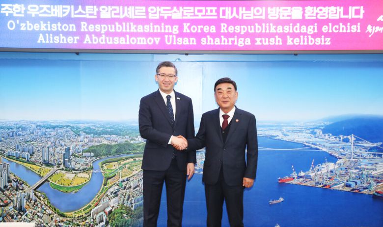 김두겸 울산시장(오른쪽)이 2월17일 울산시청을 방문한 알리셰르 압두살로모프(Alisher Abdusalomov) 주한 우즈베키스탄 대사와 기념촬영을 하고 있다. 울산시 제공