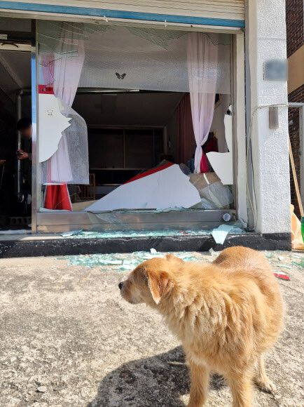 6일 경기도 포천시 이동면 노곡리에서 공군 전투기 민가 오폭 사고가 발생해 사고 현장 인근 건물의 유리창이 깨져 있다. 연합뉴스