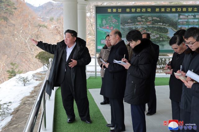 김정은 조선노동당 총비서 겸 국무위원장이 함경북도 경성군의 “노동성 휴양관리국 온포근로자휴양소” 신설공사를 현지지도했다고 8일 노동신문이 보도했다. 조선중앙통신 연합뉴스