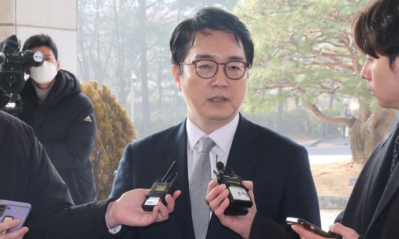 심우정 검찰총장이 10일 오전 서울 서초구 대검찰청으로 출근하며 기자들의 질문에 답하고 있다. 김혜윤 기자 unique@hani.co.kr