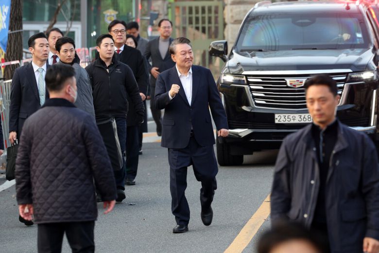 윤석열 대통령이 8일 오후 경기 의왕시 서울구치소에서 석방돼 지지자들에게 인사하며 걸어나오고 있다. 김영원 기자 forever@hani.co.kr