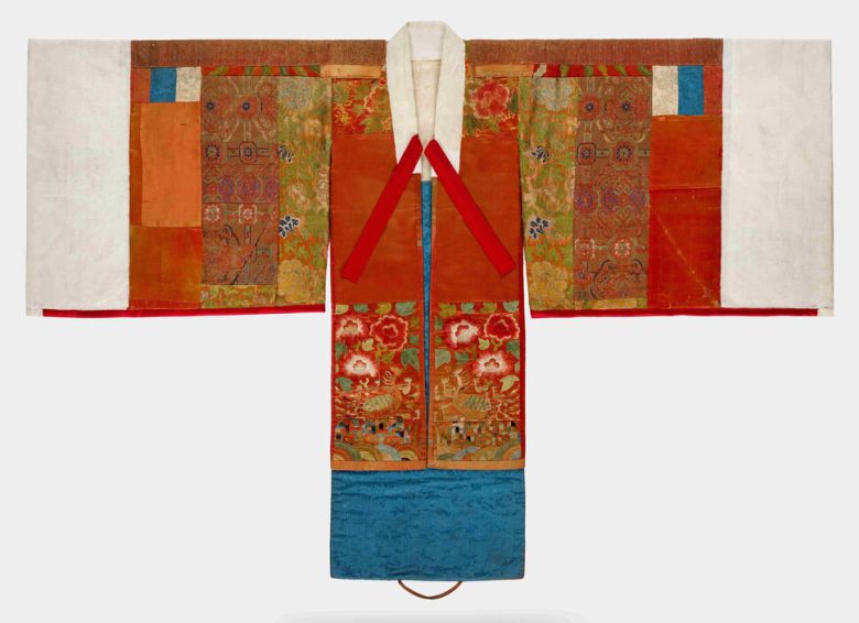 보존 처리 작업을 끝낸 활옷의 앞면. 국외소재문화유산재단 제공