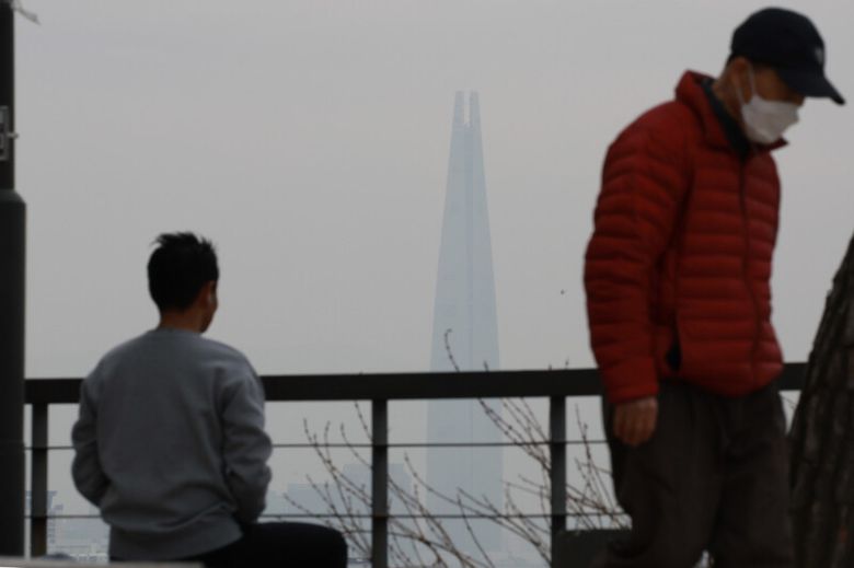 12일 서울 성동구 응봉산에서 바라본 롯데타워. 황사로 인해 흐릿하게 보인다. 정용일 선임기자 yongil@hani.co.kr