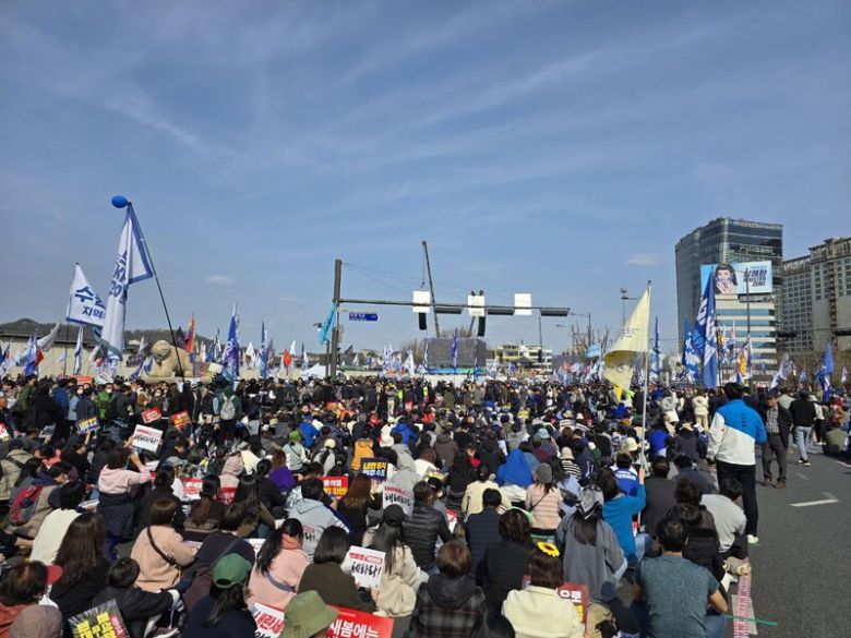 ‘윤석열 즉각퇴진! 사회대개혁! 15차 범시민대행진’에 앞서 야당들이 사전 집회를 열었다. 김가윤 기자.