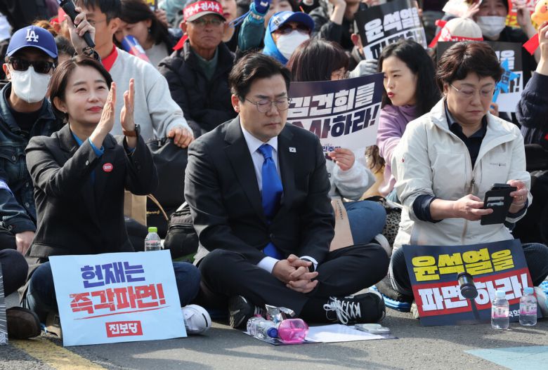 ‘윤석열즉각퇴진·사회대개혁 비상행동(비상행동)’이 15일 오후 서울 종로구 광화문 일대에서 연 ‘100만 시민 총집중의 날’ 집회에서 박찬대 더불어민주당 원내대표(앞줄 가운데) 등 야5당 정치인들이 참석해 있다. 김태형 기자 xogud555@hani.co.kr