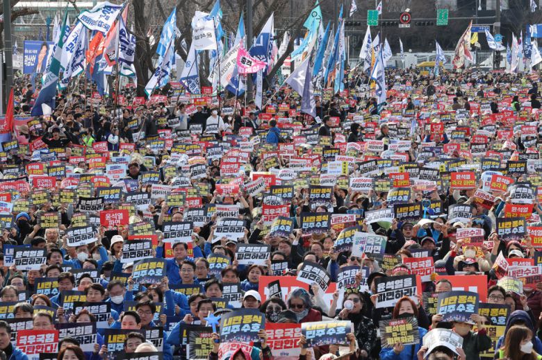 ‘윤석열즉각퇴진·사회대개혁 비상행동(비상행동)’이 15일 오후 서울 종로구 광화문 일대에서 연 ‘100만 시민 총집중의 날’ 집회에서 참가자들이 윤 대통령에 대한 헌재의 즉각 파면을 촉구하고 있다. 김태형 기자 xogud555@hani.co.kr