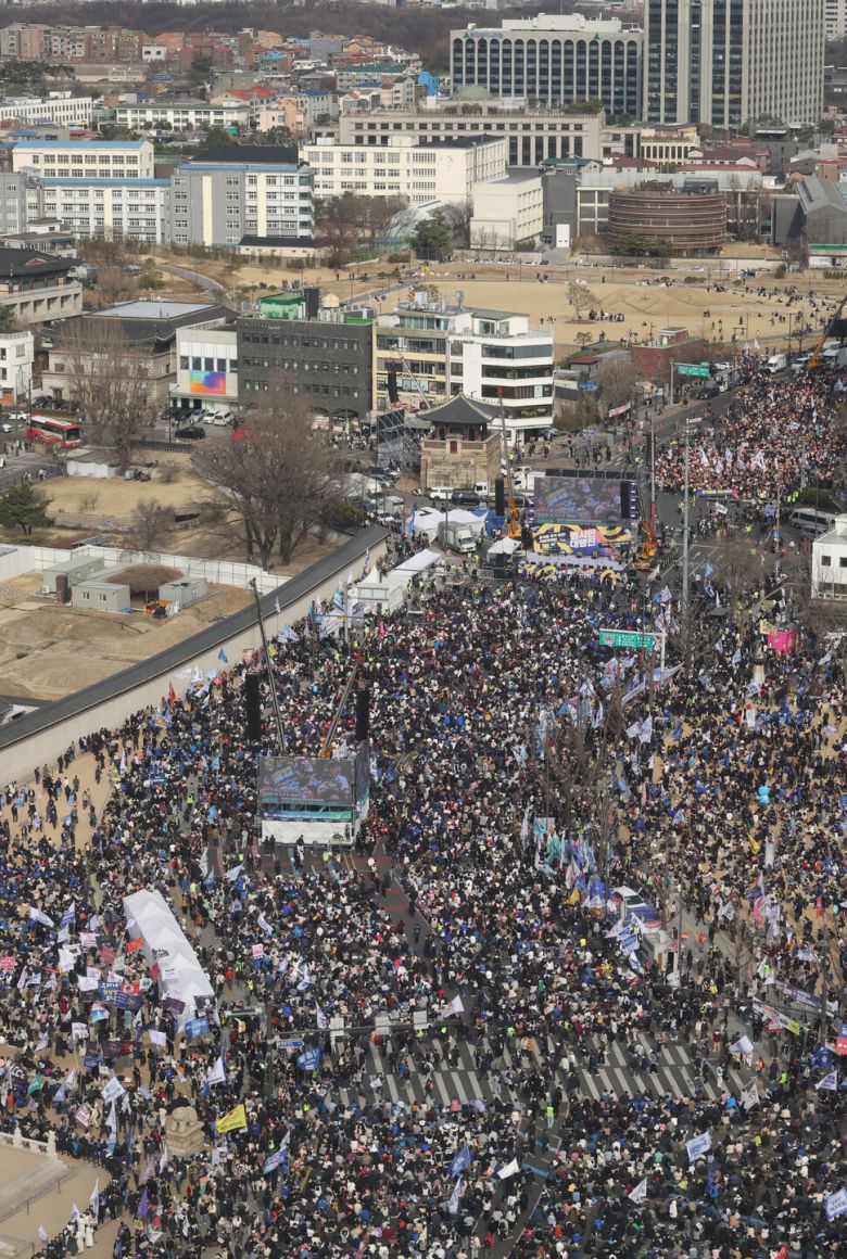 ‘윤석열즉각퇴진·사회대개혁 비상행동(비상행동)’이 15일 오후 서울 종로구 광화문 일대에서 연 ‘100만 시민 총집중의 날’ 집회에서 참가자들이 윤 대통령에 대한 헌재의 즉각 파면을 촉구하고 있다. 김태형 기자 xogud555@hani.co.kr