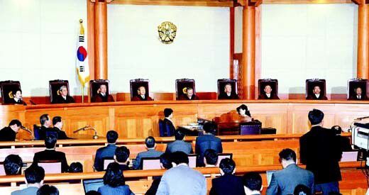 2004년 5월14일 노무현 전 대통령 탄핵 선고 당일 헌법재판소 대심판정 모습. 한겨레 자료사진