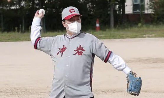 윤석열 대통령이 대선 예비후보 시절이던 2021년 9월8일 모교인 서울 충암고를 찾아 시구를 선보이고 있다. 유튜브 ‘윤석열’ 채널 영상 갈무리