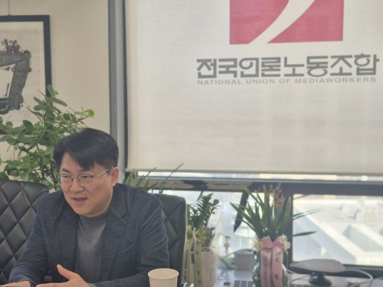 이호찬 전국언론노동조합 위원장이 지난 13일 서울 언론노조 위원장실에서 한겨레와 인터뷰하고 있다. 박강수 기자