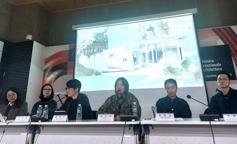 올해 베네치아비엔날레 건축전 한국관 전시기획자와 출품작가들이 17일 낮 서울 대학로 아르코미술관 3층 세미나실에서 열린 설명회에 나와 전시 구상과 출품작 등을 발표하고 있다. 노형석 기자