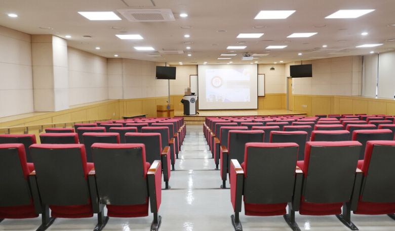 17일 오후 서울 시내 한 의과대학 강의실이 수업 시작 직전까지 텅 비어 있다. 신소영 기자 viator@hani.co.kr