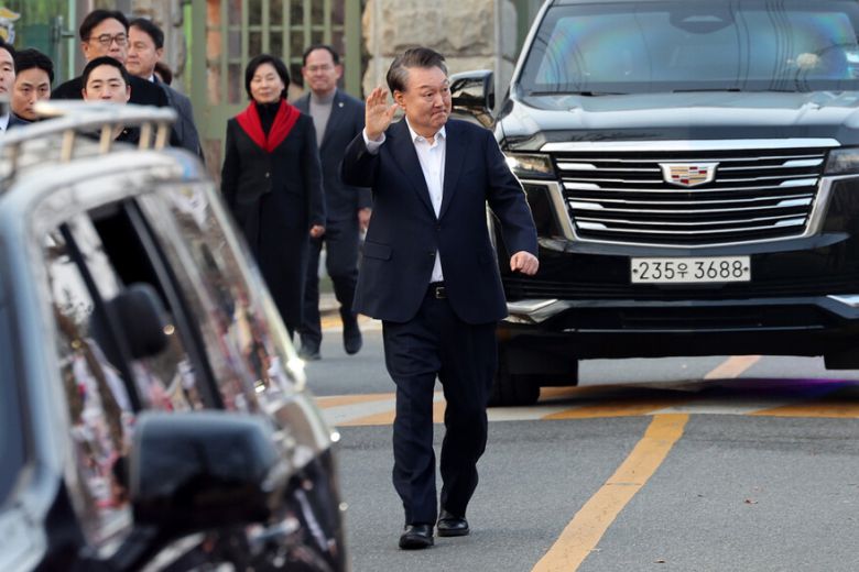 윤석열 대통령이 지난 8일 오후 경기 의왕시 서울구치소에서 석방돼 지지자들에게 인사하며 걸어나오고 있다. 김영원 기자 forever@hani.co.kr