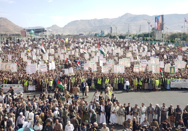 후티 지지자들이 17일(현지시각) 예멘 사나에서 미국의 후티 진지 공습에 반대하는 시위에 참석하고 있다. 사나/EPA 연합뉴스