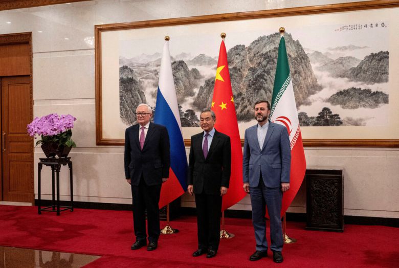 왕이 중국 외교부장(가운데) 세르게이 랴브코프 러시아 외교부 차관(왼쪽) 카젬 가리바디 이란 외무부 차관(오른쪽)이 함께 14일(현지시각) 중국 베이징의 댜오위타이 국빈관에서 이란 핵 문제와 관련된 회의에 참석한 뒤 기념사진을 촬영하고 있다. 베이징/로이터 연합뉴스