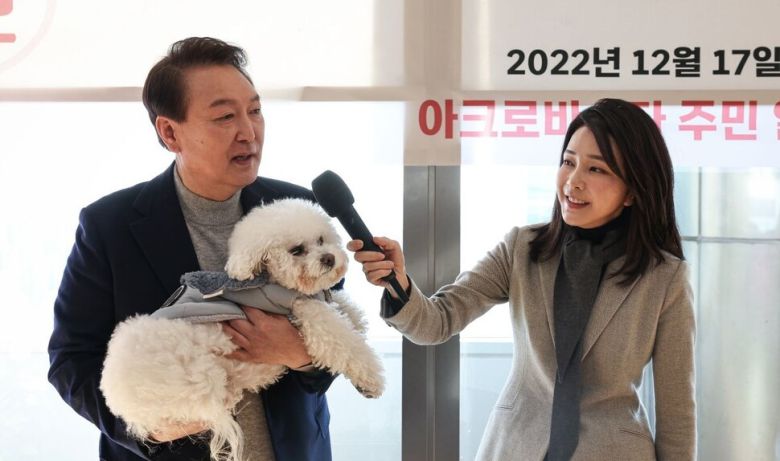 2022년 12월17일 윤석열 대통령과 김건희 여사가 아크로비스타 주민들에게 감사 인사를 전하고 있다. 대통령실 제공