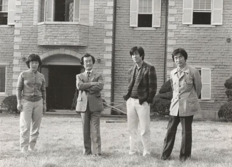 1980년대 초 서울미술관 건물 앞에 나란히 선 강명희 작가, 김윤수 초대 관장, 임세택 작가, 신학철 작가. 김달진미술자료박물관 제공